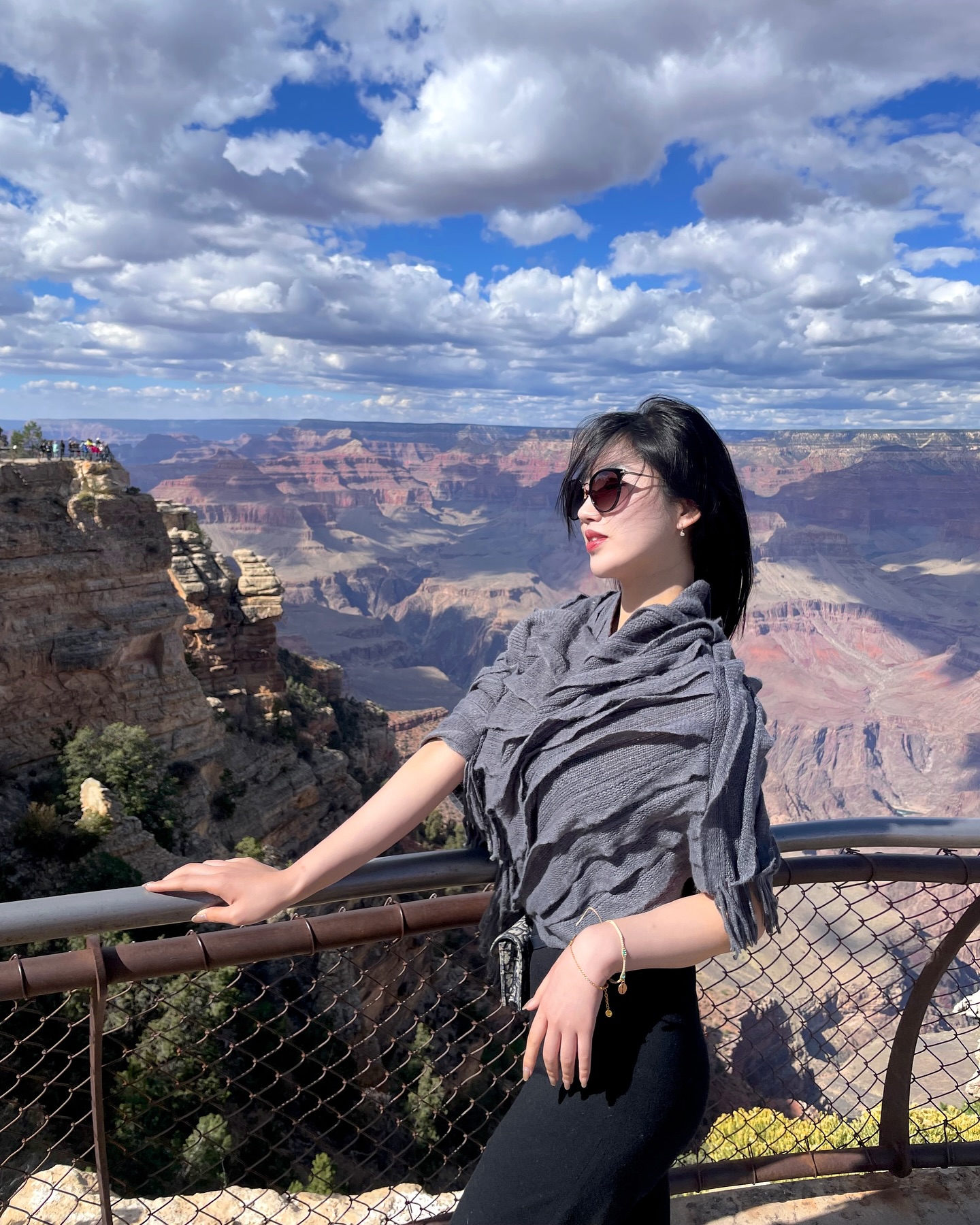 ⛰️“Four Canyons Tour + Yosemite” Week
미국의 역사교과서는 의문을 갖고 싶게 질문을 던져준다. 
▫️에베레스트 최초 등반자 사진은 누가 찍어줬을까 ?
▫️미국도 대륙은 넓은데 왜 굳이 히말라야가 제일 높은 산맥일까? 
난 그냥 외웠다만 여기선 주변 산들이 함께 높기때문에 높은 산맥이 나올 수 있었고, 늘 함께한 사람이나 환경을 같이 담고 기억하는 걸 중요시 여긴다는걸 느꼈다. 
별거 아닌 문장일 수 있지만 내겐 주변을 둘러볼 수 있던 날이였어서 메모리🫧

#미국서부 #그랜드캐년 #자이언캐년 #브라이스캐년 #홀슈밴드 #나비아족 #인디언 #la #la투어 #캐년투어 #요세미티국립공원 #canyon #travel #grandcanyon #healing #등산 #여행스타그램 #01