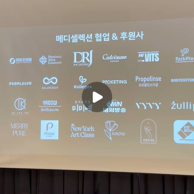 네이버 상위1프로 리뷰어 🥇 god_taeri on Instagram: "오늘 ‘Let’s ESG in Art‘ 연말 시상식에서 
베스트 ESG 인플루언서상을 수상했습니다 !!

한국자원봉사협의회 위원장님께 직접 상을 받아 더 영광이었고
메디셀렉션, 청년문화콘텐츠기획단이 함께 만든 공익 기반 
플랫폼이라는 점도
올해의 활동을 더 의미 있게 만들어준 순간이었어요!

특히 이번 행사는 글로벌 디지털배지 시스템 칼리지스(Kolleges) 기술력을 기반으로 모든 참여 인증과 수상 기록이 디지털 상장 + 공식 검증 배지로 자동 저장되는 구조라서
’기록의 투명성‘이라는 ESG 가치가 그대로 반영되어 정말 남다른 경험이었습니다 앞으로 선한 영향력을 꾸준히 쌓아가는 데 큰 도움이 될 것 같아요 .

그리고 이번 활동에는 악성 리뷰, 악의적 게시물로
피해받는 기업과 창작자를 지원하는 전문 기업 리뷰클리너의 후원도 함께했습니다.
건강한 디지털 생태계를 만들기 위한 이들의 지원이 ESG와 공익 활동의 취지를 더 단단하게 지켜줬어요
2026년에도
자원봉사•예술·ESG가 연결되는 선한 영향력을 더 크게 확산시키는 일을 계속 이어가고 싶어요 

Special thanks to
 @kolleges_official
 @mediselection_official
 @reviewcleaner

#베스트ESG인플루언서 #디지털상장 칼리지스 디지털배지
메디셀렉션 한국자원봉사협의회 ESG브랜딩 사회공헌 기부후원 NGO 리뷰클리"