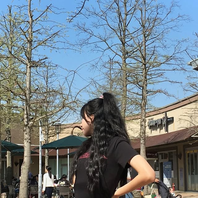명희 on Instagram: "@cutout_htr_official 반팔 입고 다녀도 안 추운 날씨!
시크한 옷 입고 하루종일 싱글벙글한 사람!
.
.
.
#컷아웃 #cutout #ootdfashion #캐주얼 #미니멀 #크롭반팔 #오오티디셀피 #일상코디 #패션소통 #패션계정 #데일리샷"