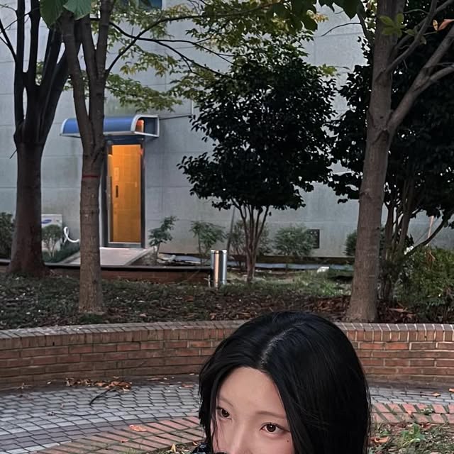 @___zzung_hl on Instagram: "#광고

#비바브라운 만의 감성으로 
하프넥 디자인와 소매 밴딩 마감으로 보온성을 올리고,
글로시한 소재로 포인트를 더한 
가을 패딩을 소개해요🍁

투웨이 지퍼로 더욱 다양한 스타일 연출 가능하고,
4가지 색으로 더욱 다양하게! 

지금 [무신사]에서 할인된 가격으로 만나보세요! 

.
.
.
#비바브라운 #여자패딩#크롭패딩 #글로시패딩 #패딩추천 #아우터 #glossy #outer #padding #vivabrown #ビバブラウン#vivabrown_official"