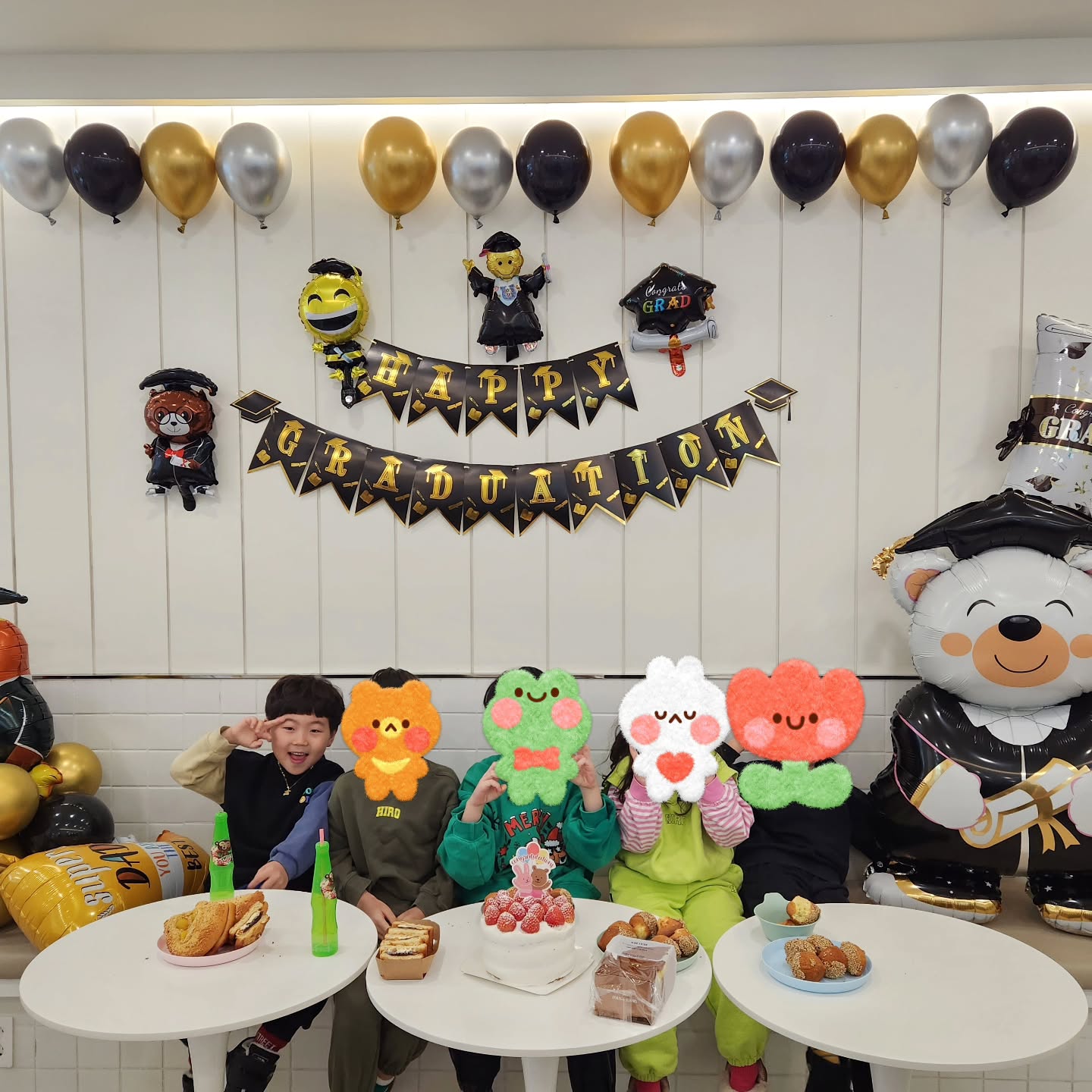 유치원 졸업을 축하해❤️
친구들 모여서 노는걸보니 유치원생활이 어땠을지 안봐도 눈에 선하구나ㅋㅋ
형아 누나들따라서 기석이도 야무지게 케잌만들고 끝까지 먹고 나중에 헤어질땐 "안녕~내일또봐~" ㅋㅋㅋ 
즐거운시간 보낸 아가들♡ 초대해주셔서 감사합니다🫶🫶

#8살친구들 #유치원졸업 #초딩가자 #예비초딩 #아이키친동탄점 #키즈쿠킹클래스 #키즈쿠킹스튜디오 
#보석형제 #8살4살형제 #형제스타그램