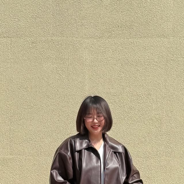민나 on Instagram: "#광고 #협찬 @vivabrown_official 🤎✨ 레더 맛집 = “비바브라운” 답게 브라운 레더 자켓을 착용했습니다. 미니멀한 데일리룩이나 놈코어룩을 좋아하시는 분들이라면 요 레더