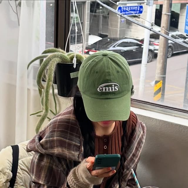 하굠 on Instagram: "#협찬 #비바브라운 #VIVABROWN 🧸후드가 달려서 더 예쁜 체크셔츠 🧸올 트렌드 모카무스 무드랑도 찰떡 🧸이너로도 아우터로도 활용하기 굿 . . . #남여공용셔츠 #셔츠 #데일