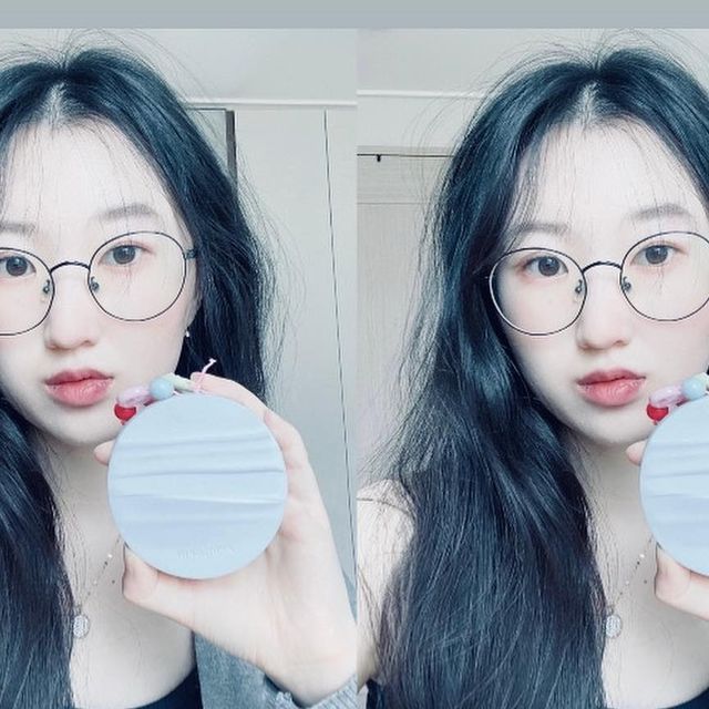 ℎ𝑦𝑢𝑛𝑗𝑖 on Instagram: "두둥탁 #광고
@aprilskin_korea 🌊💙
Good evening입니당:) ~~ 요즘 정말 핫한 신상이죠!!! 대박 사랑합니다앙ㅇ!!에이프릴스킨에서 글로잉매트 쿠션을 보내주셨어용:) ✨몇번 에이프릴스킨 쿠션 사용해본 경험이 있어서 그렇게 기대는 안했는데 이 쿠션은 기대 그 이상… 진짜 건성부터 지성까지 모든 피부를 어우르는 쿠션이고 컬러차트도 넓고 많아서 내피부에 딱 맞는 컬러감도 쉽게 찾을수 있음😍😍 홍조,모공,잡티 등등 커버 하나는 끝내주고용~ 촉촉하기까지 해서 피부에 올리면 들뜸없이 한겹으로 밀착되어 피부표현도 책임짐!!!!!

최근 당진 다녀왔는데 아침 10시에 바르고 오후 7시까지 수정화장 1도 안함…⭐️⭐️⭐️🌟💫

🎀에이프릴스킨 온라인 자사몰 구매 좌표 밑에 남기고 갑니당:) 
https://aprilskin.com/product/detail.html?product_no=1315

#에이프릴스킨#글로잉매트쿠션#글로잉매트#글로우쿠션#매트쿠션#쿠션팩트#쿠션팩트추천#모공커버쿠션#커버력좋은쿠션#쿠션파데추천#커버쿠션#파운데이션추천#19호쿠션#17호쿠션#21호쿠션#쿠션추천"