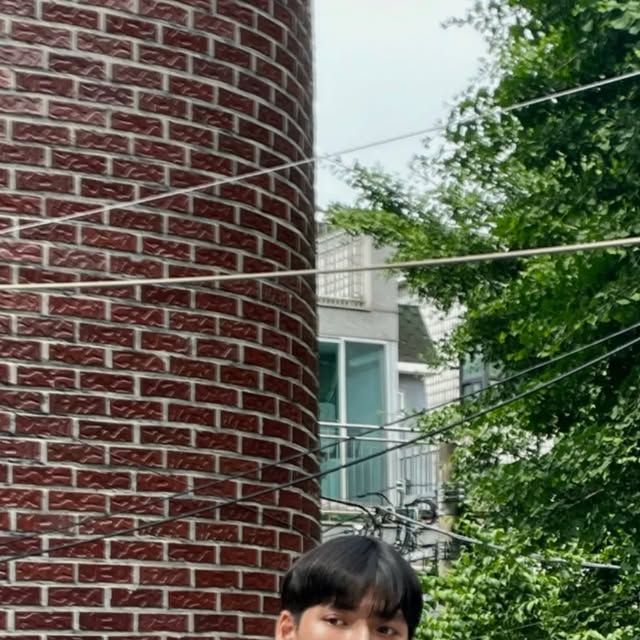 최정효 on Instagram: "ㅇㅕ름 니트 찾으신다면?🤔 #IRONYPORNO 

쿨니트 재질이어서 더운☀️ 날씨에 입기 좋고, 오픈 카라넥이라 깔끔하면서 답답한 느낌 없이 입었어요🌬
실루엣도 동양인 체형에 맞춰 나와서 그런지 핏이 깔끔하게 떨어지고,
봉제선도 울거나 틀어지는 거 없이 마감도 깔끔해서 아주 만족ss

개인적으로는 여름 데일리룩으로 손이 자주 갈 듯 한 니트🫰 

.
.
. 

#광고 #아이러니포르노화이트라인 #아이러니포르노 #IRONYPORNO #IRONYPORNOWHITELINE #남여공용 #니트#반팔니트 #여름니트 #Knit #니트추천"
