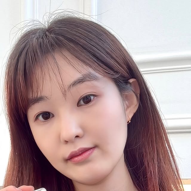 Julia❤️ on Instagram: "#광고 @2an_official #투에이엔 #블루밍가든 정원의 흩날리는 꽃잎의 화사한 감성을 담은 Blooming Garden 컬렉션🎀 🎀아이팔레트 02 페어리 글리터/쉬머/매트펄/매트 조합으로