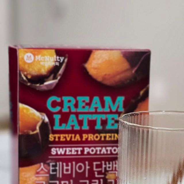 허지이 on Instagram: "#광고
🍠달달한 시간이 필요할 때.
스테비아 단백질 고구마 크림 라뗴
고구마 함량이 23.9%라 진하고 풍부한 맛을 느낄 수 있어요~

당류를 최대한 담지 않은 건강한 음료에요!
안에 천연감미료 스테비아가 들어가 있거든요~ 그래서 당 함량은 0.51g이랍니다!

그리고 우유에서 추출한 분리유단백질이 들어가 있구요~
한포에 단백질이 1.24g

달달한데 단백질까지 함께 먹을 수 있는 맥널티 스테비아 단백질 고구마 크림 라떼 :)
달달한 시간 너무 좋네요~

@mcnulty_official

#맥널티 #스테비아고구마크림라떼 #스테비아 #단백질 #고구마라떼 #단백질음료 #겨울간식 #홈카페 #맥널티커피 #한국맥널티 #맛스타그램 #먹스타그램"