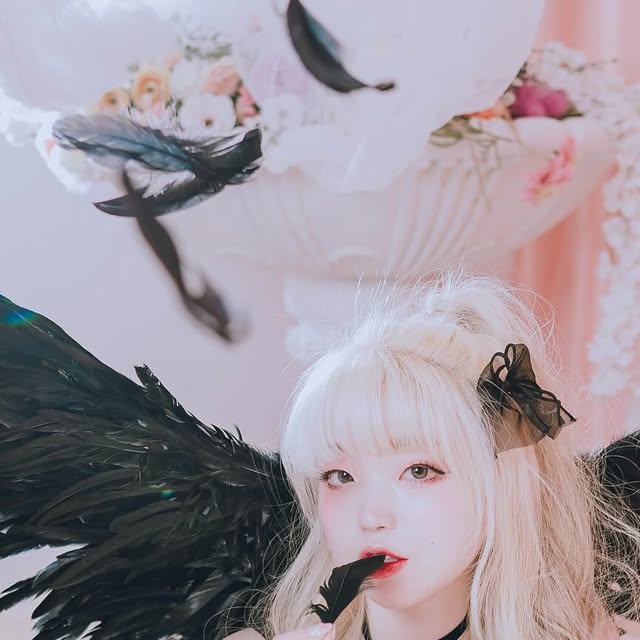 ✨🫧𝐻𝓎𝒶𝓃𝑔•향🫧✨ on Instagram: "🖤🤍🖤🤍🖤

어느쪽이 더 취향이에요?( ⁎ᵕᴗᵕ⁎ )✨
사진보니까 또 오랜만에 촬영하고파...

#코덕 #코덕맞팔 #일반인모델 #촬영 #컨셉촬영 #makeup #천사 #악마"
