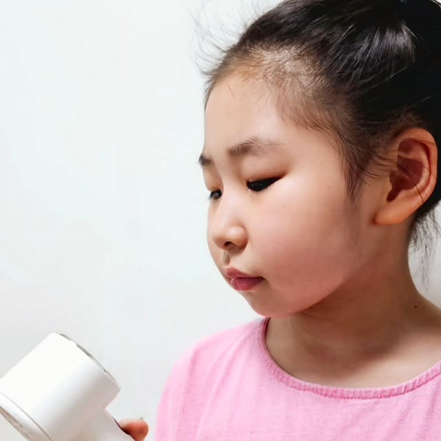 주주파파😘 on Instagram: "#광고 #SMIRIA손풍기

요즘 날씨 진짜 실화냐구요?!
숨 막히는 뜨거운 바람에 정신이 아득~
그래서 저는 SMIRIA 선풍기로 버티고 있어요!!
그냥 선풍기 아니고 바로 그 유명한 냉각 에어컨 선풍기, SMIRIA예요!!❄️

SMIRIA 냉각 선풍기는 진짜 바람 세기부터 남달라요.
일반 선풍기랑 비교 자체가 안 되는 시원함!!❄️
진짜로 얼굴에 닿는 순간 ‘와~’ 소리 나와요.🤩

✔ 100단계 바람 세기 조절
SMIRIA 선풍기는 미세한 바람 조절이 가능해서
화장할 때는 약하게, 아기 재울 땐 은은하게,
야외에선 강풍으로! 상황마다 완벽하게 맞춰 쓸 수 있어요.👍

✔ 거의 들리지 않는 소음
처음 틀었을 때 ‘어? 켰나?’ 싶을 정도로 조용한 SMIRIA
진짜 독서실, 도서관, 침실에서도 눈치 안 보고 틀 수 있어요.
밤에 켜두고 자도 귀에 거슬림 ZERO!

✔ 가볍고 컴팩트한 사이즈
작은 가방에도 쏙 들어가는 크기라
야외 활동 ,산책, 운동할 때도 SMIRIA 냉각 선풍기 하나면 OK!
마트 갈 때나 아이와 놀이터 갈 때도 손에 딱 들고 다녀요~

✔ USB-C 타입 충전
C타입 충전이라 언제 어디서든 충전도 빠르고, 한 번 완충하면 외출 하루종일 시원함 유지!
SMIRIA 선풍기는 진짜 실용성까지 완벽해요✨️

탁상에 세워두고 공부할 때도 좋고,
야외에서 사용하면 다들 부러워 하는 디자인✨️

냉각 기능 덕분에 체감 시원함은 확실히 다르고,
귀엽고 세련된 디자인까지 더해진 SMIRIA 선풍기는
올여름 완전 필수템이에요!👍

진심 요즘 제 최애템은 단연코 SMIRIA!!
여름엔 무조건 이 SMIRIA 냉각 선풍기 하나는 있어야 해요.
아이들이 들고 다니기에도 부담없이 좋은 사이즈라 아이들것도 하나씩 사줄려구요~✨️
.
.
.
.
#SMIRIA손풍기 #손풍기추천 #손풍기 #무선냉각선풍기 #냉각선풍기 #휴대용선풍기 #미니휴대용선풍기 #SMIRIA#SMIRIA선풍기 #손선풍기 #선풍기 #선풍기추전 #캠핑용선풍기 #충전식선풍기"