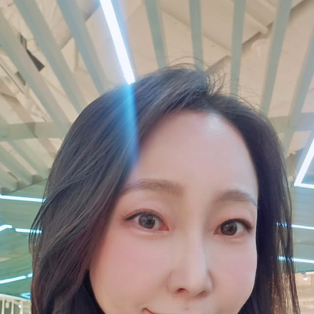 Adorable J♥ on Instagram: "#광고
.
8월 새롭게 출시되어 선보이는 투에이엔 러브 버블 컬렉션!
올영픽으로 올리브영 매장에서 직접 만나볼 수 있어요

투에이엔 제품 중 너무 애정하는 글레이즈 바운싱 틴트!
이번 컬렉션에 15호 피치버블과 16호 슈가버블 발라봤는데
글로시하면서 당김없이 영롱한 컬러 넘 이뻐요

배러 미 아이 팔레트 하나로 음영부터 아이메이크업 포인트까지 끝!

16 버블캔디 듀얼 치크로 생기있는 볼 만들고

16 핑크 텐션, 17 버블 하트 퓨어 글래시 하이라이터로 얼굴 밝혀주기

뭣보다 파데 역시 밀착력 좋고 컬러도 이뻐서 베이스로 딱이에요!
.
.
#올영픽 #올리브영추천템 #올영필수템 #러브버블컬렉션 #롱웨어링파운데이션미니 #컬러플레이듀얼라이너"