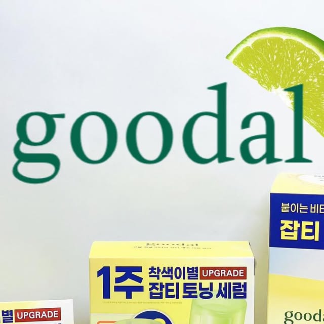 츄 on Instagram: "#타채널제품제공 @goodal_official 
구달의 베스트셀러인
청귤라인이 ✨UPGRADE✨돼서 
청귤 비타C 잡티 케어 알파 라인으로 돌아왔어요! 💛

잡티 케어에 진심인 저는 바로 사용해봤는데요!
구달 서포터즈가 2주동안 매일 사용해본
구달 청귤 삼총사 리뷰는 타래로 이어집니다. .🍋

🍋청귤 비타C 잡티 케어 세럼 알파🍋

구달하면 제일 먼저 생각나는 세럼-!
기존보다 흡수력도 더 좋아지고 훨씬 촉촉해진 느낌이었어요✨ 흡수력이 좋아진 이유는 청귤 엑소좀이 함유돼있어서 그렇다고 해요! 저는 특히 아침에 화장 전에 발라도 밀림이 없어서 잘 쓰고 있어요♡ 구달 최애 세럼💛

🍋청귤 비타C 잡티 케어 크림 알파🍋

청귤 크림은 세럼이랑 같이 쓰는게 훨씬 좋았어요!
촉촉한 제형 안에 알파 캡슐이 들어있는데 바르면 스르륵 녹아버려서 바르는 재미도 있더라구요✨ 촉촉함이 오래가서 속건조 잡아주는 느낌, 밤에 듬뿍 올려주면 아침에 피부가 훨씬 편안했어요💛

🍋청귤 비타C 잡티 케어 패드 알파🍋

세안 후 제일 먼저 쓰기 좋은 아이템!
원단에 비타민C 함량이 3배 높아지고, 
청귤 엑소좀이 들어있어 흡수력도 남달라요✨
닦토로 쓰면 피부결 정돈+노폐물 정리까지 확실히 되고, 팩처럼 올려두면 잡티 착색 완화에 도운을 주는 패드였어요♡

세럼-크림-패드 삼총사로 2주 꾸준히 써보니까, 진짜 피부가 환해지고 잡티 착색이 옅어지는 게 보였어요🍋 업그레이드 되어 돌아온 구달 청귤 비타 C 잡티 알파라인은 올리브영에서 만나보실 수 있습니다💛

#구달 #구달선크림 #올영세일 #코덕 #코덕맞팔환영 #코덕리뷰 #코덕스타그램 #코덕그램 #코덕환영 #코덕맞팔"