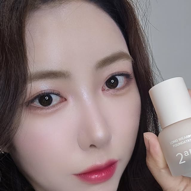 황지뿌지 여행기록 on Instagram: "#광고
이번에 제일 마음에 들었던 롱웨어링 파운데이션 미니버전
15ml용량으로 작아서 여행을 자주가는 황지뿌지한테는 딱이잖아?
듀얼치크랑 퓨어글래시하이라이터까지 이번여행은 투에이앤으로 준비 끝
3mm 음영라이너와 5mm 펄라이너가 한번에 있어서 트임과 애교살을 한번에 만들 수 있는 컬러 플레이 듀얼라이너 기대중
#올영픽 #올리브영추천템 #올영필수템 #러브버블컬렉션 #롱웨어링파운데이션미니 #컬러플레이듀얼라이너 #메이크업"