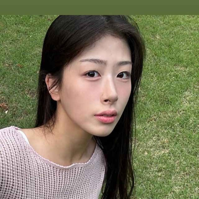 채은 on Instagram: "#광고 여름〰️ 끝자락을 향해 가고 있다 🌿 크롭한 기장감의 라운드넥 매쉬 니트, 부드럽고 편안한 착용감, 얇은 매쉬 소재로 다양한 레이어드 연출 가능한 니트,,, 핑크