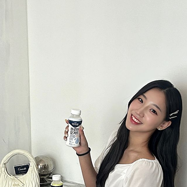 김도연 | KIMDOYEON on Instagram: "#광고
요즘 아침마다 꾸준히 먹고 있는 #매일바이오프로틴요거트 

이게 요즘 압구정 프로틴으로 유명해서 먹게 되었는데
무지방에 단백질이 14.3g으로 부담 없이 아침용으로 최고예요.

바쁠 때 챙겨 먹기 좋은 단백질이랄까?!😎
단백질 특유의 비릿한 맛도 안 나고 
그냥 요거트 맛이라 너무 맛있게 먹을 수 있었어요

LGG 유산균이 들어가 있어서 장 걱정 있는 다이어터들에게 추천👍🏻
맛도 플레인, 사과 2가지로 취향에 맞게 골라먹을 수 있는데 
개인적으로는 사과맛🍏이 상큼해서 더 맛있었어요.
약속 갈 때도 하나씩 꼭 챙겨요.

#매일바이오 #프로틴요거트 #압구정프로틴 #압구정요거트 #프로틴음료 #언주역카페 #까사넬로 #오늘의바이오를미루지말자"