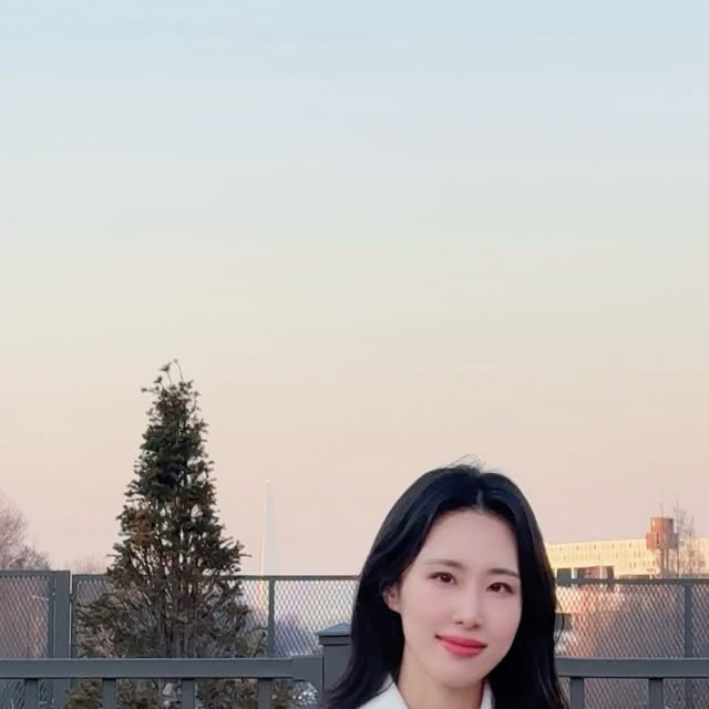 🌺 mio의 리뷰 🌺 on Instagram: "#협찬 동물성 원료X 비건 스웨이드 소재 사용으로 루즈 ~ 오버핏 실루엣을 바탕으로 제작된 #비건스웨이드 크루얼티프리 알파 스웨이드 자켓 🤍 여유로