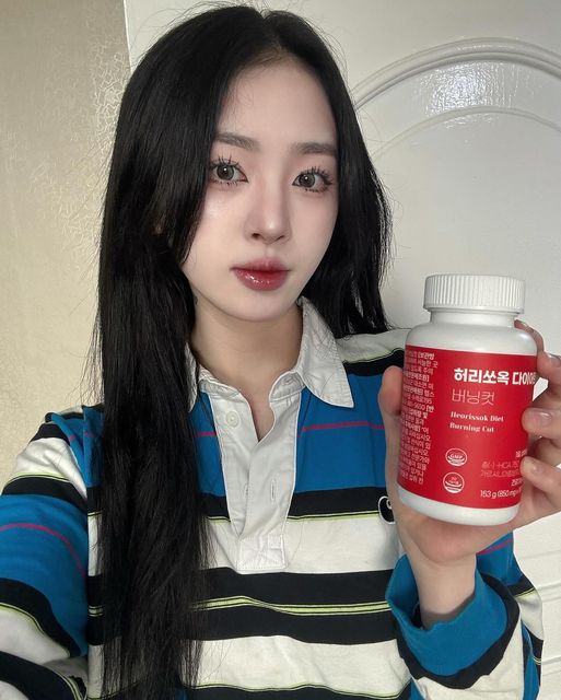 믄빈 on Instagram: "#협찬
허리쏘옥 다이어트 버닝컷❕🌷
다가오는 여름을 대비해서 다들 다이어트중이시죠!
제 지인들한테 저는 다이어트하면 기믄빈이다 라고 소문날 정도인 다이어터중에 원탑인데요.. 겨울동안 찌워왔던 살들을 보니 막막하더라구요 그러다 좋은기회로 이 제품을 받아봐서 복용해봤습니다! 식약처에서 기능성을 인증받은 건강기능 식품으로 걱정없이 복용하셔도 된다니 올 여름전 빡세게 해봅시다👍🏻

#광고#허리쏘옥다이어트#가르시니아#다이어트보조제#칼로리컷팅제#체지방컷팅제#다이어트영양제#유지어터#복부비만#뱃살빼는법#헬스하우스#얼죽아#소통#맞팔"
