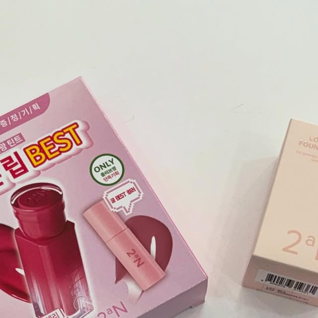 @busannny on Instagram: "#광고 

제가 애정하는 브랜드 투에이엔을 
이제 오프라인에서도 다양하게 만나볼 수 있어요 🤍

투에이엔은 뽀용하면서 은은한 무드가 매력적인 브랜드인데요
웜쿨 상관없이 색조 장인이라 어떤 걸 사도 실패가 없답니다

이번 8월 신제품으로는
	•	러브 버블 컬렉션(6종)
	•	롱 웨어링 파운데이션(4종)
	•	컬러 플레이 듀얼 라이너(5종)
이 출시되었어요 ✨

롱웨어 미니 파데는 색감이 정말 예쁘고, 17~19호라면 아묻따 19호 추천!
더운 날씨에도 밀착력 최고에 무너짐마저 예뻐요
세미매트 제형이라 처음엔 촉촉하지만 피부에 확실하게 밀착되는 느낌
미니 사이즈라 여행이나 파우치템으로도 딱이에요

듀얼 치크는 기존부터 너무 잘 쓰고 있었는데, 이번에도 역시 만족!
아이돌처럼 뽀용한 피부 표현 가능하고
연하게 바르면 은은한 매력, 모공에 바르면 블러링 효과까지 🫶
번들거림 없는 것도 장점이에요

제가 산 건 16핑크텐션인데, 채도 잘 받는 여쿨은 무조건 각
06핑크페탈이 은은했다면, 핑크텐션은 청량감이 대박
09하트벌룬은 미세펄 덕분에 하이라이터가 따로 필요 없고
13 베리큐피트도 쿨톤이라면 실패 없어요
핑크 컬러 하나하나 다 다르니까 매일 기분 따라 고르기 좋아요

베러미 아이팔레트는 기존에 쓰던 핑크붐, 러버블에 이어 페어리를 새로 썼는데
자연스러운 음영 컬러가 많아서 활용도가 좋아요
버블하트는 쿨톤 핑크가 부담스러운 분들이 도전하기 좋은 컬러감이었고요

팔레트는 밀착력 좋고 가루날림 거의 없는데 지속력까지 훌륭해요
컴팩트한 사이즈라 휴대성도 굿, 펄 맛집답게 버릴 컬러가 하나도 없답니다

글레이즈 바운싱 틴트는
캔디츄는 쿨톤에게 찰떡인 체리레드 컬러로, 탕후루광이 입술을 탱글하게 만들어주고
16 슈가버블은 미지근한 핑크톤이라 누구나 소장하고 싶을 컬러예요
 
투에이엔 제품이 궁금하다면 지금 바로 올리브영으로 달려가보세요 🏃‍♀️

#올영픽#올리브영추천템#올영필수템#러브버블컬렉션#롱웨어링파운데이션미니#컬러플레이듀얼라이너 #투에이엔 #투에이엔블러셔"