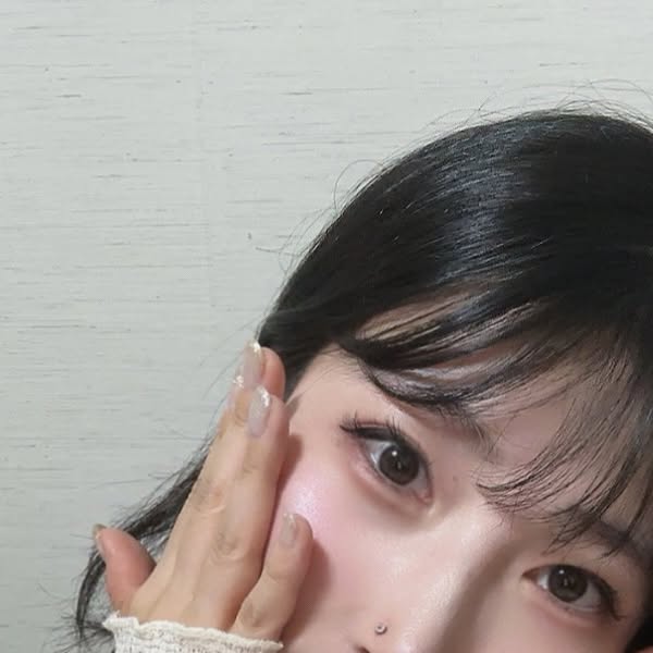 혜원스럽게 on Instagram: "#협찬 #광고

✨투에이엔 러브버블컬렉션✨

요즘 파우치 속 필수템 💗
👉 롱웨어링 파운데이션 미니는 
피부를 뽀용하게 정돈해주면서도
가볍게 오래 유지돼서 데일리 메이크업에 딱!

👉 컬러플레이 듀얼라이너는 
눈매에 은근 포인트 주기 좋아서
하루 종일 또렷한 무드 완성 🎨

작고 귀여워서 들고 다니기도 편하고, 
감각적인 무드까지 챙긴 #투에이엔 ✨
뷰티템 고를 때 꼭 체크해봐야 할 아이템이라구요 😎💄

#올영픽 #올리브영추천템 #올영필수템 #러브버블컬렉션 #롱웨어링파운데이션미니 #컬러플레이듀얼라이너 #데일리메이크업 #파우치템 #메이크업추천 #잇템 #뷰티인스타 #투에이엔 #신상템"