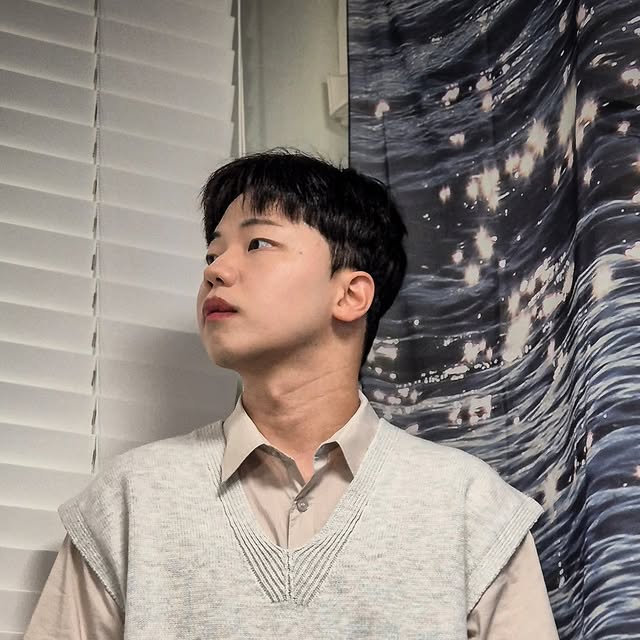 조성진 on Instagram: "#광고 부드러운 터치감과 시원한 착용감이 동시에 느껴지는 니트 베스트에요 🌿

아이러니포르노화이트라인(@1rony9orno_official) / 브이넥 니트 베스트

▪️ 여유로운 오버핏 실루엣 덕분에 편안하게 입을 수 있고, 다양한 이너와 레이어드하기 좋아요 ✨

▪️ 코튼 60%, 폴리 40% 혼방으로 통기성이 뛰어나 여름에도 답답하지 않게 착용 가능해요 ☁️

▪️ 베이직한 디자인이라 캐주얼부터 댄디까지 폭넓게 스타일링할 수 있고, 세탁이 편리한 워셔블 제품이에요 🧺

오늘은 베이지 셔츠와 화이트 카고 팬츠를 매치해 깔끔하면서도 시원한 무드의 여름 코디로 완성했어요

#아이러니포르노 #아이러니포르노화이트라인 #니트 #KNIT #여름니트 #니트조끼 #니트베스트 #베스트"