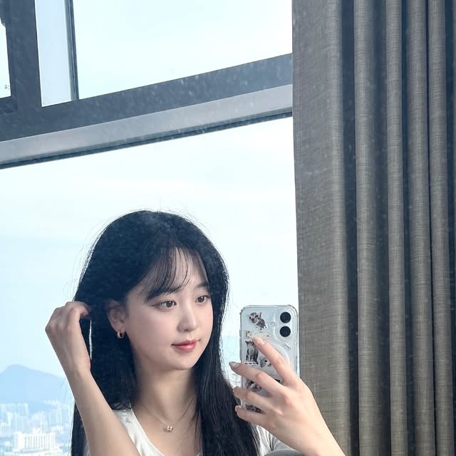 꼬디니 on Instagram: "#협찬
자연스러운 삶의 순간들을 조화롭게 표현하는
@happyyogis_official 요가웨어🤍

천연 원료로 염색해서 피부에 자극이 없고
자연스러운 컬러가 넘 이쁜
Natural Dyeing 라인의 팬츠에요💗

와이드 핏 팬츠라 활동성이 좋고
평소에 입기에도 넘 좋은 팬츠👍🏻

✨제품정보-내추럴 와이드 팬츠

#해피요기즈 #요가복 #요가룩 #운동복 #요가강사 #요가웨어 #피트니스룩"