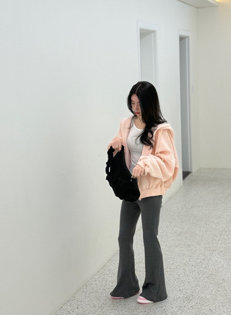 가을겨울 데일리룩, 오사와 스웨이드 호보백 ootd 매일 들기 좋은 가방추천 ow-122 Smoke Wrinkle Strap Suede Hobo Bag
