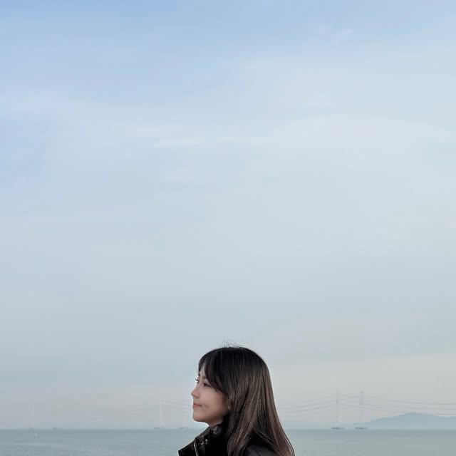 윤져니 on Instagram: "#협찬 #광고 겨울 데일리 아우터로 요즘 가장 손이 많이 가는 네즈 웨빙 크롭 하이넥 패딩 ❄️🖤 입어보자마자 느껴지는 푹신하고 포근한 무드가 정말 매력적인 패딩이