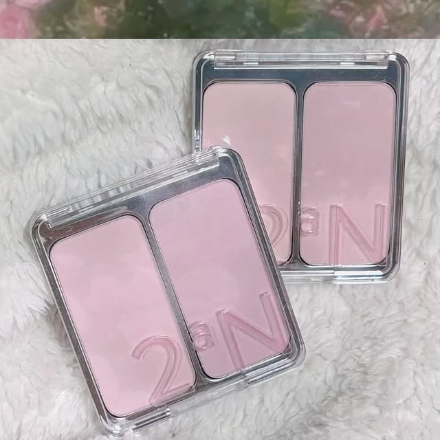EUNCHAE BAEK on Instagram: "#광고 @2an_official 
투에이엔X하츠투하츠 콜라보 라인인
러브 버블 컬렉션이 출시되었어요 ˚✧₊⁎❝᷀ົཽ≀ˍ̮ ❝᷀ົཽ⁎⁺˳✧༚ 💕

색조로는 이미 유명한 브랜드 답게!
요번 컬렉션도 코덕들의 심장 강타...🔫🚨

다양한 호수의 롱 웨어링 파운데이션부터
뽀용한 메이크업 연출을 도와줄 색조 메이크업 제품들 왕창 투하!

파운데이션의 경우 덧바를 수록 애기같은 뽀송 피부 연출이 가능하다는 점...
저는 20호 사용했는데 대대대대대대만족... 커버력 진짜 좋아요👍

웜, 쿨, 뉴트럴 톤 섀도우 팔레트의 컬러 구성도 완벽했고
듀얼 블러셔는 정말 컬러 하나 하나가 주옥같이 예쁩니다...💖

하이라이터의 고운 입자는 기대 해도 좋아요!
+신상 컬러인 슈가 베일 꼬옥 꼭 써보시길...✨

아! 특히 글레이즈 바운싱 틴트는 일반 틴트보다 글로스에 가까우며
다른 립 제품과 레이어링하기에도 너무 찰떡인 제품... 💄
이제 립밤 저리 가라...✋

하츠투하츠의 뽀용뽀용 핑크 메이크업 손민수 하고 싶다면
지금 바로 올리브영으로 달려가세요! 🏃‍♀️💨 

.

.

.

#투에이엔 #2an #코덕 #코스메틱그램 #올영픽#올리브영추천템#올영필수템#러브버블컬렉션#롱웨어링파운데이션미니#컬러플레이듀얼라이너 #뷰티꿀팁 #하츠투하츠 #뽀용블러셔"