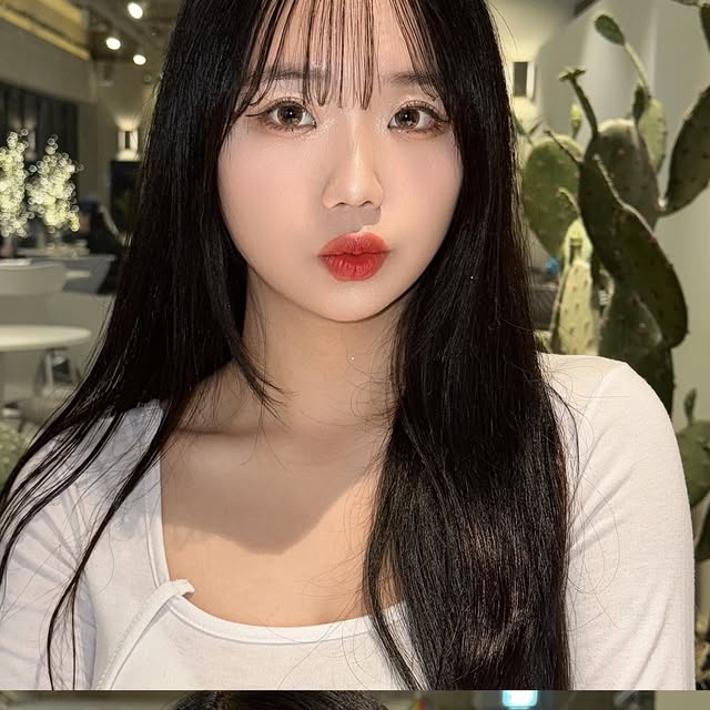 가은(가으닉) on Instagram: "#광고 예삐예삐 난 예쁘니까 🖤 글레이즈 바운싱 틴트로 아이돌 상큼 메이크업 완성하기 🤍 톤 상관없이 모두가 바를수 있는 10가지 색상 💕 캔디처럼 반짝거리고