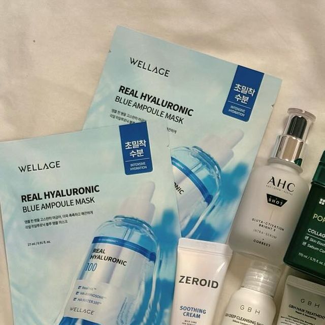 민주 on Instagram: "#협찬 뷰티&라이프스타일 매거진 <얼루어 코리아>가 여행의 필수템으로 구성된 트래블 박스를 보내주셨어요 ✈️🩵

더위와 고된여정에 지친 피부를 달래줄 진정&보습 제품부터, 에너지를 가득 채워줄 이너 뷰티템, 여행지에서의 추억을 더욱 특별하게 만들어줄 프레이그런스와 휴대하기 좋은 보디 제품까지!

덴티스테, 리더스코스메틱, 메종21g, 비거너리, 슬로우글로우, 슬림워크, 웰라쥬, 이너수, 제로이드, 퍼퓸드말리, 홀리카홀리카, AHC, GBH까지 많은 브랜드가 참여해주셨어요 🫧

제가 받은 Gift 트래블 박스 키트 제품 정보 드릴게요 ✨

1. 슬림워크 압박 니삭스 1켤레 본품
2. GBH 딥 클렌징 샴푸 미니 50g, 헤어 트리트먼트 미니 20g, 데미지 리페어 헤어 오일 세럼 미니 30ml
3. 덴티스테 트래블팩 (접이식 칫솔+ 안티캐비티 20g 본품)
4. 슬로우글로우 피치핏치 콜라겐 구미&비타민 씨트롱 구미 90g 본품
5. 제로이드 수딩크림 25ml 견본품
6. AHC 프로 샷 글루타 엑티베이션 브라이트3 인트라 세럼 40ml 본품, 프로 샷 글루타 엑티베이션 브라이트3 캡슐 인퓨즈드 아이크림 포 페이스 30ml 본품
7. 웰라쥬 리얼 히알루로닉 블루 앰플 마스크 27ml (본품 1매입)
8. 이너수 질세정기 2pcs 본품
9. 홀리카 홀리카 세라베리어 모이스처 액티브 미스트 120ml 본품
10. 메종21g 진저게임 2.1ml
11. 리더스코스메틱 모공탄력패드 170ml(50매) 본품

전 제품 모두 취향 저격입니다 ,, 본품까지 주시고 필요한 것들 놓치기 쉬운 부분까지 너무 디테일하게 구성되어 있어 감동 ⸝⸝ʚ̴̶̷̆ˬʚ̴̶̷̆⸝⸝❤︎ 

어디로 떠나도 좋은 계절, 다가오는 여행을 얼루어 트래블 키트와 함께 더욱 풍성하게 준비해보세요 ✨

#얼루어트래블박스 #덴티스테 #리더스코스메틱 #메종21g #비기너리 #슬로우글로우 #슬림워크 #웰라쥬 #이너수 #제로이드 #퍼퓸드말리 #홀리카홀리카 #ahc #gbh"