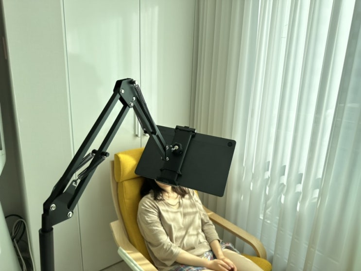 갤럭시탭S9FE 태블릿거치대 바라보고 태블릿스탠드