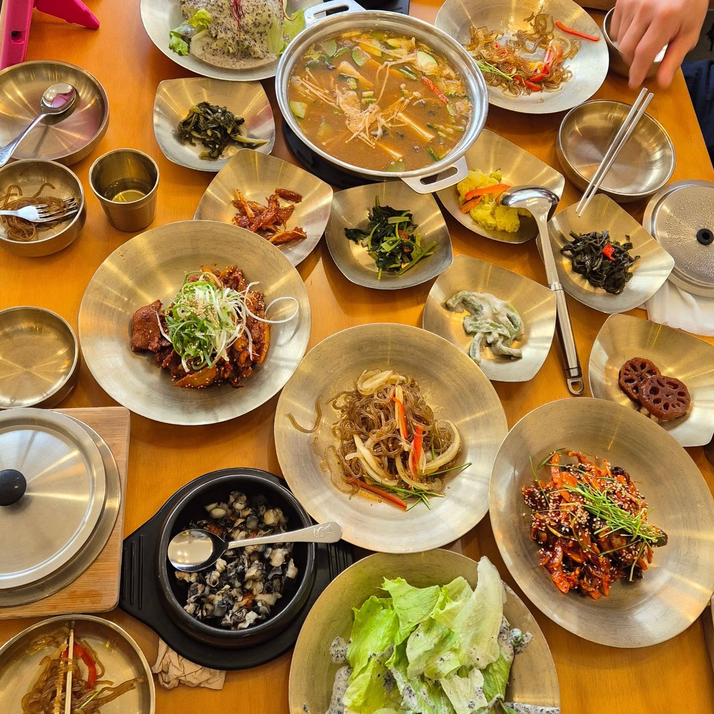 Merry Christmas🎄

크리스마스에 아부지 모시고 맛있는 점심먹고
근처 이쁜카페에가서 커피도 한잔 ☕️ 하고 왔어요~

올해 병마와 싸우시느라 고생 많이 하신 울아빠
맛난거 많이 사드리고 여행도 자주 가고 싶지만
아이 둘 키우는 엄마가 된 딸이라 늘 죄송스럽기만
하답니다😭

우리떠아 크는거 보는 낙으로 사시는데 더 자주
보여드려야겠어요❤️

울님들도 행복한 크리스마스 보내셨죠?

#크리스마스 #북한산우렁쌈밥 #샷토148
