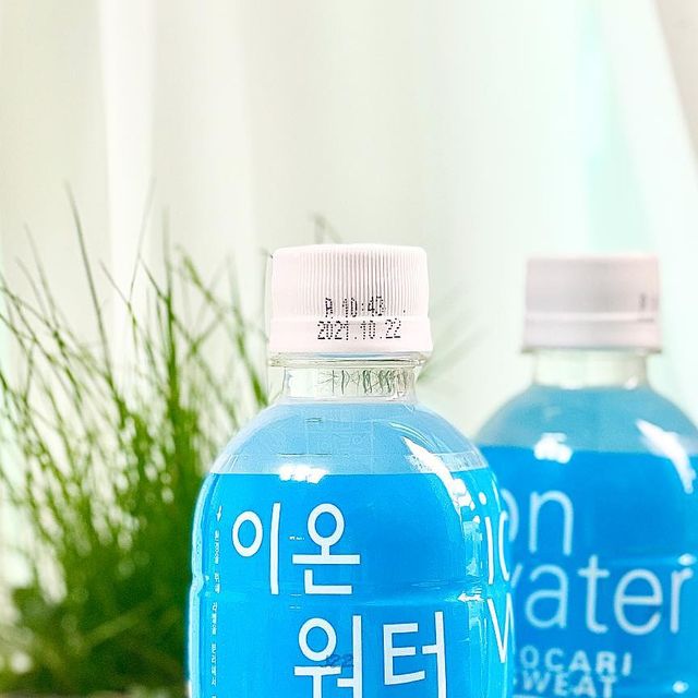Ara on Instagram: "#협찬 ⠀ 요즘 너무 더워서 갈증 많이 나는데 수분 섭취로 #포카리스웨트이온워터 먹어요💙 ⠀ 기존 포카리스웨트보다 약간 밍밍한가 했는데 먹다보니 또 적응되서 맛있드라