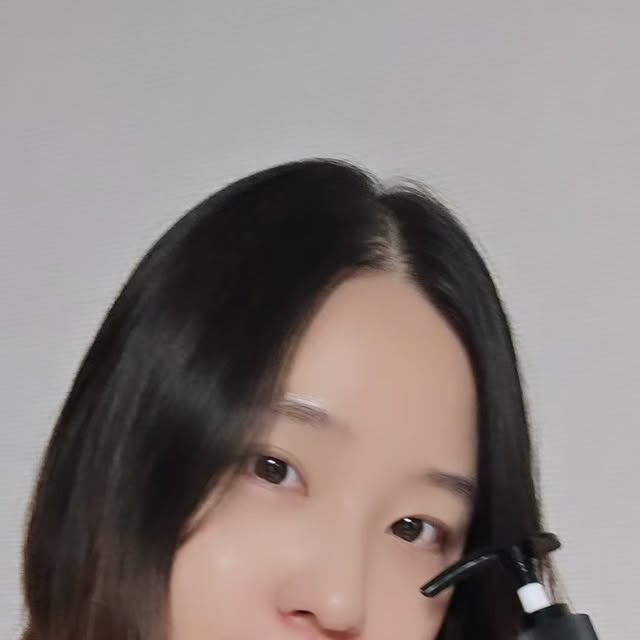 박서아 on Instagram: "#제품제공 안나홀츠 아로마 마사지 오일

지난번에 소개해드린 안나홀츠 마사지 크림에 이어
이번엔 마사지 오일을 소개해드릴게요😳

안나홀츠 아로마 마사지 오일은요?
100% 자연유래성분으로 이루어진 아로마 마사지 오일이에요!
얼굴, 두피, 바디 구분없이 모두 사용 가능한 제품이라서 얼굴 바르고 마사지하고
다시 손 씻고 바디 바르고 마사지하고 하는 번거로움 없이 한 큐에 끝낼 수 있어요.
고급 마사지샵이나 에스테틱에서 마사지를 받을 때 느껴지는 오일의 부드러움을 이젠 집에서 느낄 수 있어요!
오일 제품은 모공 사이에 끼여 트러블을 만들기 쉽상인데 안나홀츠 아로마 마사지 오일은 모공을 막지 않는 순한 제품이에요.

목,어깨가 아프다고하는 남편을 위해 목,어깨,등 마사지를 하려고 오일을 한펌프 짰는데 남편의 넓은 등을 다 커버할 수 있을 정도로 오일이 부드럽고 발림성이 좋더라구요👍
오일 한펌프로 얼굴마사지에 데콜테까지 커버하고 남을 정도니까 등판정도는 껌이죠?🤭

오늘도 지친 나의 몸에 부드러운 힐링의 시간을 가지는건 어떨까요🌿

#안나홀츠 #안나훌츠마사지오일 #아로마마사지 #아로마마사지오일 #천연아로마 #바디마사지오일"
