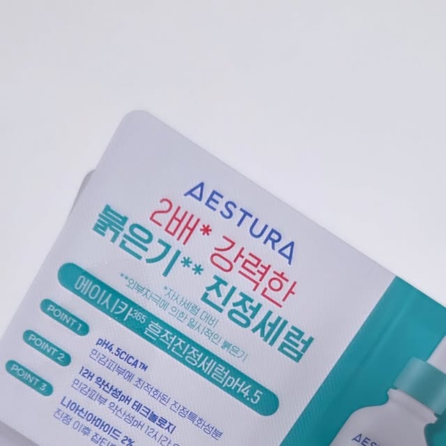 찌블리🎀 on Instagram: "#광고

진정의 패러다임을 바꾸다
에스트라 에이시카365 
흔적진정세럼 pH4.5 체험키트!

7일 체험 샘플링키드로 만나볼 수 있는
에스트라 에이시카365 
흔적진정세럼 pH4.5 체험키트는
1mL 샘플 7개가 구성되어 있는 제품이예요

함께 동봉되어 있는
리트머스 테스트 활용하여 샘플 사용 후
피부 pH 체크를 할 수 있는
에스트라 에이시카365 
흔적진정세럼 pH4.5 체험키트는
민감한 피부인 제 피부에
사용하기 좋은 제품이죠

사실 누군가가 좋다고 해서
화장품을 구매하고 나서
피부에 맞지 않아서 못쓰는 제품들도
화장대에 가득한데
이렇게 먼저 피부타입에 맞게
샘플링을 해보고 구매할 수 있으니
저는 개인적으로 좋더라구요

피부 pH는 사람마다 다르기도 하고
특히나 저처럼 예민한 피부는
일반 피부보다 더 높기때문에
나만의 화장품을 찾기가 힘들죠

이제 민감피부는 pH부터 확인하고
사용해주세요!
에스트라 에이시카365 
흔적진정세럼 pH4.5 체험키트가
먼저 나의 피부 pH를 확인할 수 있게
도움을 줄 수 있거든요

기존의 에이시카 세럼에서
완전히 리뉴얼되어 출시되었다고 들었는데
직접 사용해보니깐
기존의 흔적 진정에서 
일시적인 붉은기까지 잡아주어 
진정 효과가 더 좋아진거 같아요

저는 저녁에 바르고 잤는데
다음날 피부결이 정돈이 된 기분이라서
메이크업도 잘 받고 좋더라구요

에스트라 에이시카365 흔적진정세럼은
올리브영에서 만나볼 수 있는데
4월내에 구매하면
25% 할인과 각종 샘플증정까지
받아보실 수 있다고 하니
잊지말고 꼭 구매해보세요

🌿구매링크
https://m.oliveyoung.co.kr/m/goods/getGoodsDetail.do?goodsNo=A000000222839

ᴛʜᴀɴᴋ ʏᴏᴜ •⩊• @aestura.official

#에스트라 #흔적진정세럼 #pH4.5약산성시카세럼 #에이시카약산성세럼 #에스트라약산성세럼 #약산성시카세럼 #약산성붉은기진 정세럼 #에이시카붉은기세럼 #올영진정세럼추천 #올리브영진정세럼 #에이시카흔적진정세럼 #에이시카 세럼 #흔적진정세럼 #에이시카 #흔적세럼 #진정세럼 #에스트라 #민감피부 #진정 #흔적 #붉은기 #잡티

✔️이 포스팅은 해당 업체로부터
제품/서비스를 무료로 제공받아 체험 후 
솔직하게 작성된 리뷰입니다."