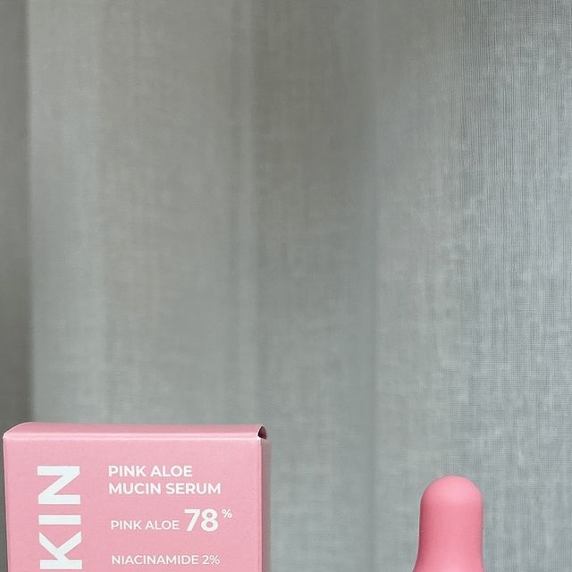 여누ෆ 아이가있는집, 아이랑갈만한곳🤍 on Instagram: "#광고 
에이프릴스킨 핑크 알로에 뮤신 세럼 30ml

핑크 알로에잎수 78%
비타민 7종 비타민 함유
민감피부도 안심하고 사용할 수 있는 트러블 흔적 세럼
핑크알로에 뮤신세럼 첫 출시❤

쭉 늘어나는 쫀쫀한 텍스처인데
그에 비해 끈적임 없고 흡수력 좋아요!
바르면 피부에 광채가 퐁퐁 올라오는 것이
요즘따라 퍼석한 제 피부에 예쁜 광채를 선사해줘요

여누 낳고 생긴 거뭇한 기미야 없어져라!
피부가 예민해서 홍조도 있는 편인데 붉은기도
한번에 케어해주는 듯 하여 더 좋네요옵

스포이드 방식이라 양조절, 바르기 넘 쉽구요!
시원하게 냉장고에 보관해서 진정용으로도
아주 알차게 사용하고 있숩니다~~

핑크알로에 뮤신세럼 구매링크는
프로필 링크를 클릭해주세요오!ლ(╹◡╹ლ)

#에이프릴스킨 #핑크알로에뮤신세럼 #핑크알로에흔적세럼
#흔적세럼 #세럼추천 #흔적 #진정 #흔적케어 #흔적개선
#핑크알로에 #알로에 #광채세럼 #스킨케어 #뷰티"