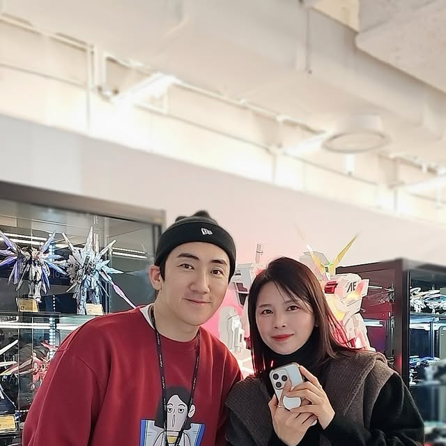 송송이 | 리빙 | 일상 | 꾸미기 on Instagram: "#광고
.
꺄악~ 피규어 덕후들 빨리 모이세요오!!!🙈
어제 금요일 AK플라자 수원점에 이상훈TV 토이뮤지엄이 드디어
오픈되어 오픈런했자나욥!🏃‍♀️💨

후니버설스튜디오 전국 최초 전시 팝업으로 ➰
이상훈 TV 유튜브에서 오픈한다는 소식 듣고 정말 기대했는데
꺄악~~~꺄악~~~ 그저,,,, 입틀막!!!! 🤭

끝 없는 꿈을 꾸는 아이와 잠시 꿈을 잊은 어른들을 위한 행복한 공간으로〰️
200평 규모의 전시공간 스케일을 보고 감탄하고!! 또 감탄하고!!!
아니!! 이 정도면 피규어계의 끝판왕아니냐고요!!!✨

다른 세계에 와 있는 느낌에~~
사진에 다 담기도 힘들고 시간가는줄도 몰랐어요🤩
추억 소환 제대로 시켜준 피규어들도 너무 반갑고 왠지 마음 찡하고~~
보기 힘든 피규어부터 보고 싶었던 피규어 등 다양한 피규어들을 만날 수 있고 피규어별 전시공간이 잘 셋팅되어 있어 구경하기 좋고 너무 흥미로웠어요‼️
그리고 만화 찢고 나온듯한 디테일 대박 눈길 뿜뿜하는 건담들~~까지!!🤖🦾

레고, 액션피규어, 스태츄, 프라모델, 마블, DC, 트랜스포,머 스타워즈 그리고 자동차 IT기기 등 어마어마했어요!!!!🤩
 
이 날 개그맨 이상훈님도 만났는데 꺄악~~~
함께 사진도 찍어주시고 설명도 잘 해주시고 완전 최고최고!!!!👍🏻

무조건‼️
가족들과~ 연인과~ 친구들과 꼭 방문해 보시길 추천드리고파요!
이 곳 전시회는 무조건 재방문 입니당 ㅎㅎㅎ

📺이상훈 TV 토이뮤지엄 
 ▫️전시장소 : AK플라자 수원점 5F
 ▫️전시기간 : 2024 .12 .13(금) ~ 2025. 02. 20(목)
 ▫️관람시간 : 
 - 월요일~목요일 10:30~20:00 (입장마감19:00)
 - 금요일~일요일 10:30~20:30 (입장마감19:30)
 - 공휴일 10:30~20:30 (입장마감19:30)
 * 휴무일 : AK플라자 수원점 휴무 시 휴관

📌~12월 19일까지 티겟 구매 시 얼리버드 1인권 20% 할인 : 15,000원 → 12,000원 

@huniversals_toymuseum
#토이뮤지엄 #이상훈tv #후니버설스튜디오 #피규어 #피규어스타그램 #피규어박물관 #12월전시 #12월데이트 #수원데이트"