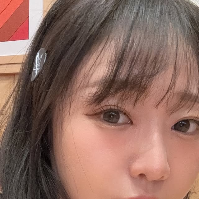 C R Y $ T A L on Instagram: "#광고 @hycl_official 
하이클 기초제품으로 라이온미 에스테틱에서 결, 톤, 광을 동시에 개선시키는 스킨케어 브랜드! 하이클의 환생필을 받고왔어요〰️✨
신부관리로 유명하던데, 역시 이유가 있다..👀 
피부과 시술은 무섭고 중요한 날 트러블 고민이 된다면? 이 하이클 제품이 딱이에요! 샵 관리 받은 것 같은 세럼..✨

5세대 고함량 LHA 펄피큘로 관리받은 것처럼 새로운 피부결!각질괴 톤 케어를 동시에 해주니 얼마나 좋게요,,🤍 
세럼에는 고함량의 핵심 성분 LHA가 함유되어 사람마다 자극감을 느낄 수 있다는데, 적응하는 자연스러운 과정이라고 하네요! 개인차가 있는데 저는 피부가 좋아지는 정도의 자극감이라 오히려 좋더라구요👀
다들 하이클 하시고 인생피부 찾으셔요!
 #하이클 #에스테틱 #피부관리 #신부관리 #스킨케어 #꿀피부 #라이온미"