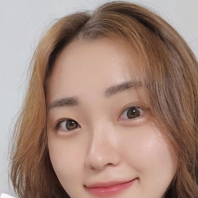 𝐍𝐚𝐢𝐥𝐚𝐡 | 네일라 on Instagram: "#제품제공

저는 염색에 펌까지 했기 때문에 평소에도 머릿결 관리에 엄청 신경을 쓰고 있어요!!🥰 뿌리염색도 꾸준히 하는데, 대체 머릿결 관리 어떻게 하냐는 질문도 그만큼 정말 많이 받았었는데요📩📩📩

최근에 좋은 기회가 생겨 사용해보게 된 오디드(OdiD)의 <밀크프로틴 엘피피 트리트먼트 팩 플로리스트가든>을 소개해볼까합니다❣️

저는 평소에 트리트먼트와 헤어팩을 매일같이 해오고 있어서 그런지, 오디드의 트리트먼트를 사용하면서 차이점을 더욱 확실하게 느낄 수 있었어요!🧐

일단❗️오디드의 요 플로리스가든 트리트먼트 팩은 싱그러운 화이트로즈의 향이 물씬 나요🥀 그런데 여기서 차이점은, 기존에 막 사용하던 타사 제품의 경우에는 헹구면서 향이 많이 날아갔는데, 이 제품은 머리를 다 말려도 향이 은은하게 잔존을 하더라고요! 개인적으로 저는 이 점이 정말 좋았어요!🌹

✅️ 제품 이름에서도 엿볼 수 있듯이, 살롱 전용 레시피인 LPP(저분사 단백질 펩타이드) 트리트먼트 + 리얼 콜라겐 파우더가 5,000ppm이 함유되어 있기 때문에, 미용실에서 단백질 관리 받은 것 같은 부드러움도 느낄 수 있었고요!👏

저는 펌을 했기 때문에 고데기를 사용하지 않고, 헤어드라이기 만을 사용하기 때문에 뜨거운 바람에 말리다보면 머리가 부스스해지 마련인데, 이 제품을 사용해보니 머릿결이 확실하게 차분해지더라고요! 찰랑거림은 덤이었어요ㅎㅎ

염색과 펌을 모두 했기 때문에 혹시라도 머릿결이 푸석푸석해보일까봐 남들보다도 관리에 좀 더 신경을 쓰는 편인데, 이 제품을 사용하면서 푸석푸석함 대신 부드러운 머릿결을 얻게되어서 굉장히 만족을 했어요!! 머리가 찰랑거리면 나는 은은한 잔향에도 만족스럽다보니, 기분까지 좋아지더라고요!👃❤️

✅️ 헤어팩이나 트리트먼트 중에서 유독 머리가 잘 떡지는 제품들이 있는데, 이 제품은 전!혀! 그런 게 없었어요. 오히려 뽀송뽀송했어요ㅎㅎㅎ

저는 앞으로도 이 제품 쭉 사용해보면서 향긋한 머릿결 유지할 예정이에요! Hoxy 오디드 제품에 대해서 좀 더 알아보고 싶다면?
📍오디드 방문하기! @odid.official

#협찬 #오디드 #헤어팩 #LPP헤어팩 #LPP클리닉 #리얼콜라겐 #단백질콤플렉스 #오일블렌딩 #극손상헤어팩 #단백질헤어팩 #우유단백질 #콜라겐헤어팩"
