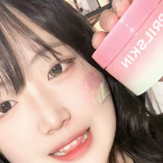은교(21) on Instagram: "#광고 #협찬 @aprilskin_korea 

4 in 1 신개념 쫀쫀 머랭 클렌저
에이프릴스킨 핑크 알로에 머랭솝 .ᐟ 
에이프릴스킨에서 새로운 신개념 머랭 클렌저가 출시되었습니다 :)

핑크 알로에 머랭솝은 ?!
❕더 강력한 피부 진정 효과
❕건조,민감,피지,울퉁불퉁 피부결,모공노페물 등 트러블 진정 효과

WHY 머랭솝 인가요 ?
❕머랭처럼 쫀쫀한 거품과 제형이 특징인 핑크알로에 머랭솝
❕에이프릴스킨만의 머랭충진🫢

더욱 간편해진 4 in 1 클렌저, 핑크알로에 듀얼 머랭솝
🤍 각질케어부터 진정클렌징까지 하나로 끝 .ᐟ 
🤍 진정 + 진정을 더한 프리미엄 듀얼 머랭솝 .ᐟ 

핑크클렌저🩷 - 핑크알로에 + 콩스크럽 + 수분성분 72% 함유
그린클렌저💚 - 병풀추출물 + 녹두 스크럽 + 자연 유래 성분 78% 함유

🤍 폼클렌징 : 모공 속 노폐물 제거
🤍 각질 제거 : 부드러운 피부 케어
🤍 수분케어 : 당김없는 즉각 수분 진정

[사용방법]
STEP 1. 물기없는 얼굴에 도포한 다음 롤링하며 마사지 해주세요.(각질케어)
STEP 2. 쫀쫀한 거품으로 부드럽게 세안해주세요. (노폐물 out)
STEP 3. 미온수로 씻어내줍니다.

 자그마한 Tip .ᐟ 
진정이 필요한 부위(볼, 이마 등)에 팩처럼 도포한 다음,
1~2분 뒤 거품을 내어 씻어내주시면 폼클렌징부터 진정팩 효과까지 느끼실 수 있습니다 :)

여러 차례 세안할 필요 없이 한번에 깔끔하게 지울 수 있는 클렌저 ! 
기대했던 것 그 이상으로 너무 좋아서 추천해드리고 싶더라구요 🫢

제품은 공식몰에서 구매 가능합니다 🤍
https://aprilskin.com/product/detail.html?product_no=1304

#광고#@aprilskin_korea#에이프릴스킨#aprilskin#핑크알로에#머랭솝#클렌저추천#폼클렌저#폼클렌징#폼클렌징추천#클렌징폼#클렌저#알로에#알로에클렌저#피부진정#피지#폼클렌저추천#각질제거#저자극클렌저"
