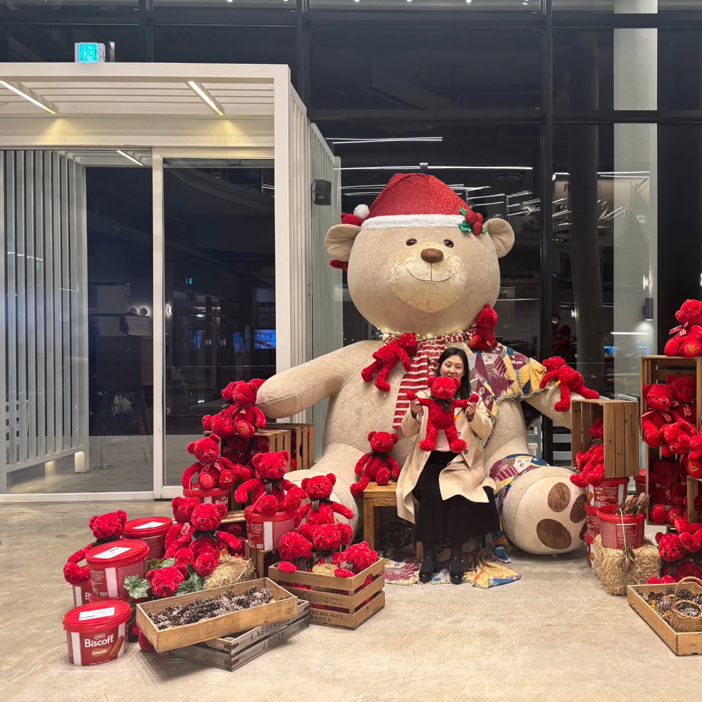 🎄❤️😍🙈
#메리크리스마쓰
크리스마스 이브가 퇴임식이라서 아이들한테 미안했는데,
회식끝나고 케이크사준 고마운직원~
1월2일자 타팀으로 인사났다고 마지막 송별선물로
이쁜 패딩사준 우리 최강어업팀!
엄마준다고 예쁘게 만들어 온 우리딸내미 클쓰마쓰카드💌
술병 쌓으면서 미리 크리쓰마스 보낸 내친구들까지
모두모두 #행복한크리스마스
사랑가득했던 한해💕
#merrychristmas