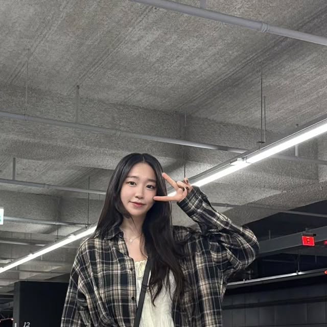 이예서 on Instagram: "#광고 👕 스탠다드에러 오버핏 긴팔 체크 셔츠 👔 

제가 착용한건 87-STAN081 원포켓 빈티지 오버핏 긴팔 체크셔츠 네이비✨
M사이즈 기준으로 제가 170인데 엉덩이 가려지는 기장이라 레깅스나 슬랙스랑 입어도 부담 없고 핏이 예쁘더라구요. 
오버핏이라 그런지 180인 남친이 입어도 잘 맞아서 커플템으로도 딱💙 

소재가 폴리 75% + 코튼 25%인데, 너무 얇지도 두껍지도 않은 적당한 두께라 레이어드해서 입기 좋고, 
가을에는 티셔츠 위에 걸쳐 입어도 예쁠 듯! 빈티지한 컬러감 덕분에 꾸안꾸룩으로 딱이에요🙆
편하게 툭 걸쳐도 핏이 자연스럽게 떨어져서 자주 손이 가는 셔츠예요🙌 

스탠다드에러 브랜드숍 패키지 링크
https://www.musinsa.com/products/5087052

@standarderror_official 
#스탠다드에러#STANDARDERROR#셔츠#Shirt#오버핏#남여공용#셔츠추천#긴팔셔츠#빈티지셔츠#패키지#1+1패키지#광고"