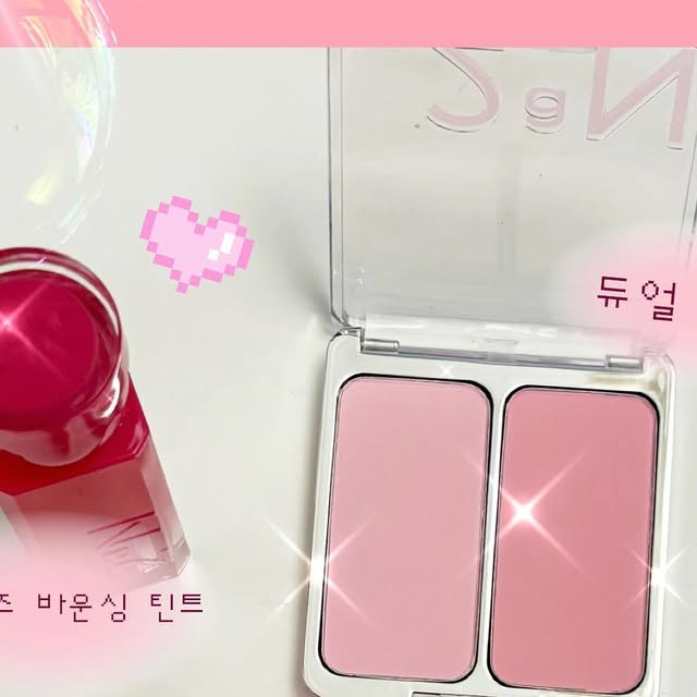 굥 ᴍᴏᴍᴇɴᴛ♡̷̷̷ on Instagram: "#광고 

투에이엔 러브 버블 컬렉션 🫧

@2an_official 

평소 색감 맛집으로 유명한 투에이엔에서 러브 버블 컬렉션이 나와서 바로 올리브영으로 달려가서 10만언어치 겟해쑵니다 🐰💕

🫧롱웨어링 파운데이션 19호 

파운데이션 유목민 다 모여,,, 사는 파우데이션마다 묘하게 톤이 안맞아서 이것저것 사재꼈는데
가벼움+적당히 매트+노란끼 안도는 파데 발견🥺
평소 21호는 어둡고 17호는 너무 밝다,노란빛 안도는 파데 찾는다 하면 투에이엔 19호 츄라이^ㅁ^

🫧글레이즈 바운싱틴트 (버블리 & 캔디츄)

작년까지만 해도 매트한 틴트만 찾던 내가 촉촉한 틴트에 빠졌벌임,,,
바르자마자 마치 탕후루같이 촉촉함 가득가득한 립
색이 전체적으로 진하지는 않지만 그래서 쌩얼이랑 너무너무 잘어울렸슨
⠀

🫧듀얼치크 (러브로지,베리큐피드)

아이린 블러셔로 유명했던 듀얼치크,,,
신상으로 나온것들은 나한테 과분하게 뽀용함 이슈로 베스트셀러인 러브로지랑 베리큐피드 사봤다..!
블러감처리로 피부도 좋아보이고 화사함+러블리함 가득무드로 피부가 하얗게 보이는 효과까지
듀얼 파우더라 섞어서 써도 예쁘고 따로 써도 예뿌다
색 조합을 어쩜 이렇게 잘 뽑았는지👼🏻

🫧베러미 아이팔레트 (2호 페어리)

미지근한 핑크&브라운 조합 좋아하면 환장할 팔레트,,
쿨한 팔레트만 잔뜩 사서 데일리 화장 어려운 사람 나야나,,, 이런 나에게 출근메이크업으로 딱맞는 팔레트 찾아부려따

🫧퓨어 글래시 하이라이터 (슈가베일)

피부 위에 은은한 투명광을 얹어주는 너낌,,,
평소 부담스러워서 하이라이터 잘 안쓰는데 
이건 자연스러운 광 내주는게 사용하기 좋앗슨,,

🫧 컬러플레이 듀얼라이너 2호 베베핑크
평소 애굣살이 ㅠ^ㅠ 없어서 ,,, 눈 아래에 펄을 잔뜩 올리는데,, 다 팔레트로 사용하다보니 밖에 가지고 다니기가 넘 어려워따,,,
근데 요건 음영용 라이너+뉴트럴핑크 조합으로
어디서 가지고다니기 좋은 귀여운 아이🫧

사랑스러운 느낌 잔뜩나는 색조 화장품을 찾는다면
투에이엔 츄라이해보시길…….!🩷

#올영픽#올리브영추천템#올영필수템#러브버블컬렉션#롱웨어링파운데이션미니#컬러플레이듀얼라이너"