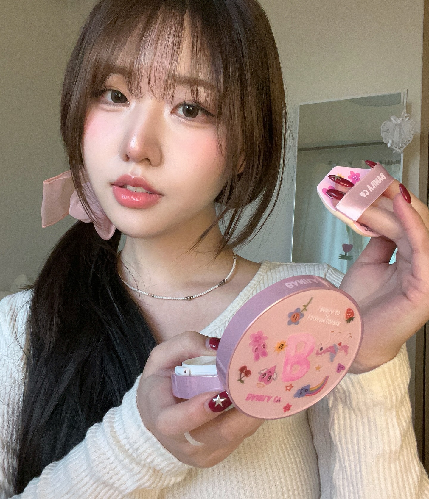 🎀banilaco_official #제품협찬 
𝐁𝐀𝐍𝐈𝐋𝐀 𝐂𝐎 𝐗 𝐈 𝐒𝐂𝐑𝐄𝐀𝐌 𝐂𝐎𝐋𝐎𝐔𝐑 ♡ﾞ

키치한 일러스트가 너무 귀여운 이번 바닐라코 콜라보｡｡💓

귀여운 아이스크림컬러 스티커로 나만의 DIY케이스 만들깅 ! 내 쿠션이 제일 귀여워 ( ⸍ɞ̴̶̷ ·̫ ɞ̴̶̷⸌ )♡
기존 화이트 쿠션, 모이스처 쿠션 모두 호환 가능한 쿠션 케이스 ! 

아이스크림 에디션 출시에 맞춰 #무드온아이팔레트 NEW컬러 3종 출시✨
🤎Mute Mind 뉴컬러 
은은하고 소프트한 뮤트 컬러 멀멀한 색으로 차분하면서 고급스러움이 느껴지는 뮤트 팔레트 *+

가볍고 포근한 #쉬어벨벳틴트 발레리나 색감미쳐따..🫶
탱글유리알 입술 만들어주는 #볼륨립플럼퍼맥시 로 입술 광채까지 *+

🍧1월 13일~ 1월19일 바닐라코 X 아이스크림컬러 에디션 카카오 선론칭
🍧샤넬, 어그, 케이스티파이 등 세계적인 브랜드와 협업한 작가의 작품을 소장할 수 있는 바닐라코 X 아이스크림 에디션 !

⭐️사랑스러운 아이스크림컬러의 일러스트가 새겨진 바닐라코의 베스트 아이템을 1/13(월) 카카오에서 가장 먼저 만나보세요!