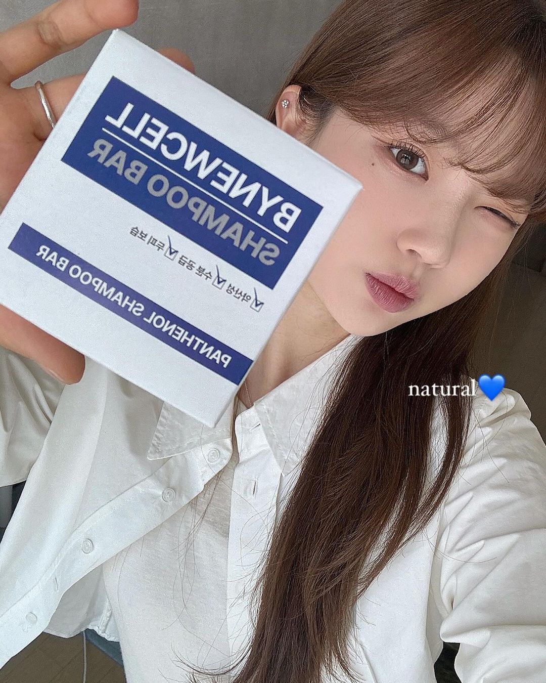 유나 | 두피 관리는 20대때부터!!🤯 우리가 매일 쓰는 샴푸의 화학성분에 대해 얼마나 알고 계시는가요? 📢 ”샴푸애서 나오는 화학물질은 피부로 흡수가 됩니다. 화학물질이 피부로 흡수되어 ‘경피독’ 이라는 독성이 나타나게 되는데...이는 자궁암을 더불어… | Instagram