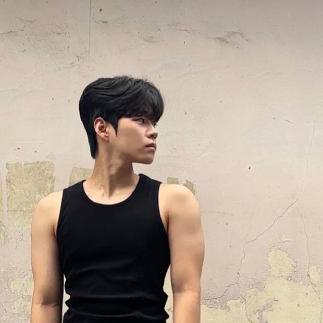 이윤수 on Instagram: "🏷️ [스탠다드에러 87-STAN038 빈티지 웨이브 워싱 와이드 데님팬츠👖] 부드럽고 견고한 내구성의 원단으로 편안한 착용감을 갖고 있으며 데미지 워싱 작업으로 빈티지하