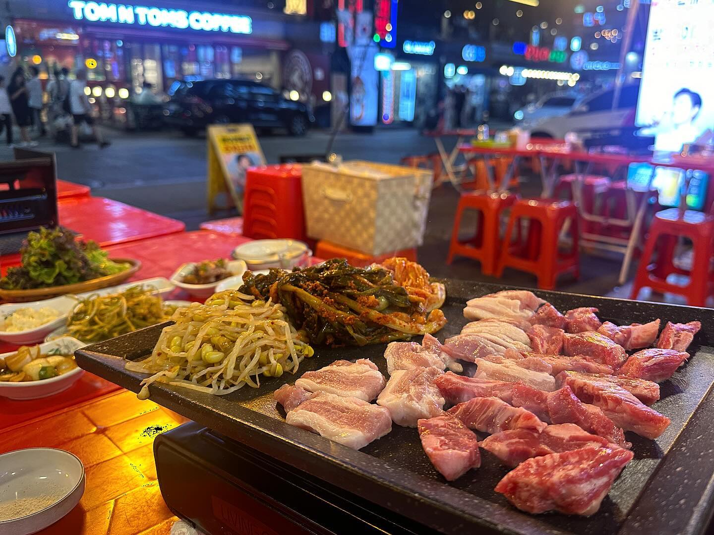 방이먹자골목 야장 삼겹살 한우한마리 🥓🥩❗️
파김치삼겹살 + 목살 + 돼지껍데기 + 볶음밥 

자리도 넉넉하고 이 시즌에만 누릴수 있는 야장 분위기..✨
기본찬으로 간장게장까지 나와서 맘에들었다
파김치는 시큼한 편! 배불렀지만 볶음밥 포디 모태..🍚