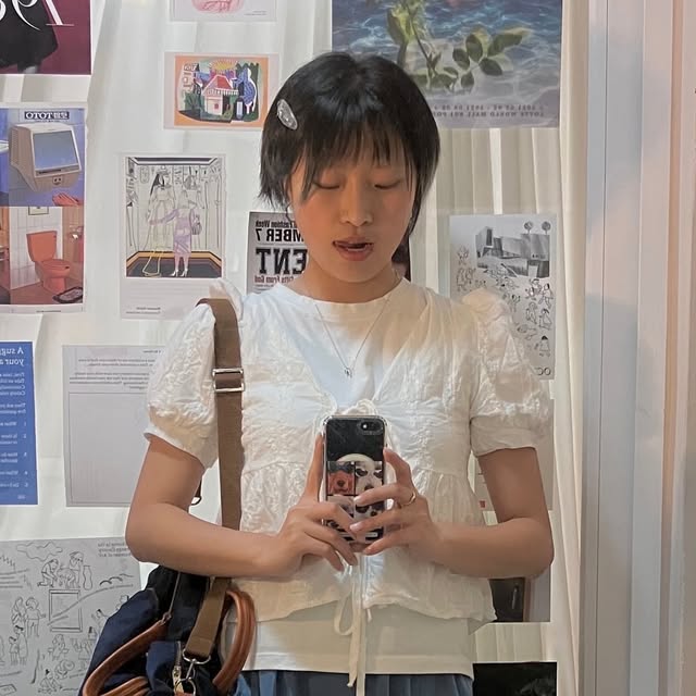 신유 SHIN U on Instagram: "#광고 #티르리르 
여름하면 뭐다?! 실버🩶

실버+청은 사랑이잖아요 여름맞이로 목걸이를 찾아다녔는데 이번에 @tirrlirr_official 가 새롭게 변신했다고 하길래 호다닥 가져와봤어요😏

기존보다 더 세련되고 깔끔해졌더라구요
팬던트도 팬던트인데 목걸이 줄이 뱀줄처럼 은은하게 광이 있어서 확실하게 존재감이 있어서 좋더라고요!!

제가 머리를 자르고 코디가 부쩍 어려워졌는데 이 목걸이는 어디에든 잘 어울려서 햄복••✨여름나기 악세서리 찾으시는 분 이 브랜드도 한번 둘러보세요👀 

#무신사 #29CM #실버주얼리 #실버반지 #실버목걸이 #실버귀걸이 #실버 #액세서리"