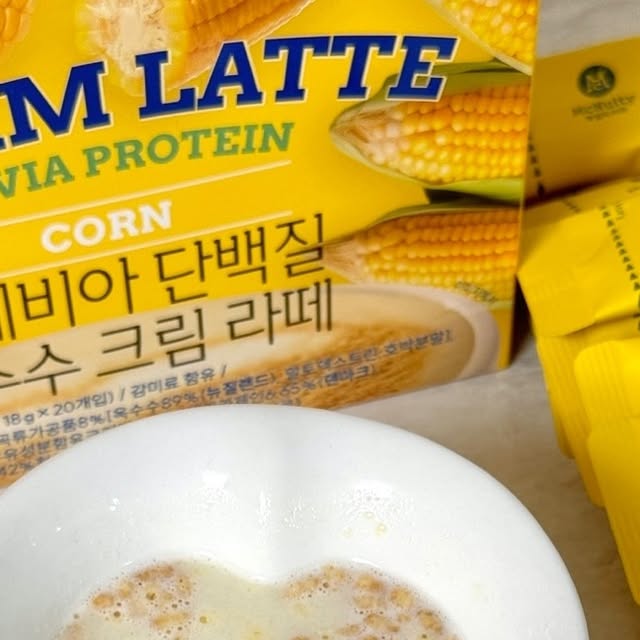 윤져니 on Instagram: "#광고 🍂🍶 맥널티 스테비아 단백질 옥수수 크림라떼 😋

가을과 겨울, 간편하면서도 건강한 간식 찾고 계신가요? 바로 이 맥널티 스테비아 단백질 옥수수크림라떼가 정답이에요! 🍂

옥수수 원재료가 아낌없이 들어가서 옥수수 맛이 진하고 풍부해요. 고소하고 달콤한 맛이 가득하답니다! 😍🍿 게다가, 스테비아를 사용해서 설탕 없이도 200배 더 달콤한 맛을 느낄 수 있어요. 당 부담 없이 건강하게 즐길 수 있죠. 🌿

식감도 정말 특별해요! 바삭한 현미 플레이크가 씹히는 맛이 더해져 먹는 재미가 두 배로 커져요. 😄 특히 단백질 1.43g이 들어있어, 든든하게 아침 대용으로도 좋고, 회사 간식으로도 간편하게 마시기 좋답니다. 💪✨

한 포당 당류가 0.98g으로 다이어트 간식으로도 최적이에요! 🍃 안전한 HACCP 인증 설비에서 생산되어 믿고 마실 수 있어요.

옥수수 라떼 매니아라면 강력 추천! 👏💛 맥널티 스테비아 단백질 옥수수크림라떼, 건강하고 맛있게 즐기세요! ☕😊

#맥널티#스테비아옥수수크림라떼#옥수수#스테비아#단백질#옥수수라떼#단백질음료#겨울간식#맥널티커피#한국맥널티 @mcnulty_official 

📍https://bit.ly/stevia_CORN"