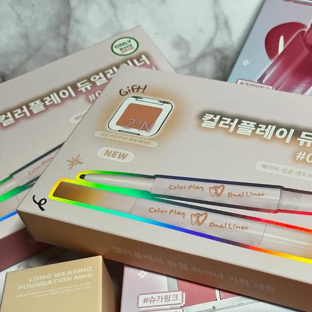 @sunyul1125 on Instagram: "#협찬 #광고 #올영픽 #올리브영추천템 #올영필수템 
#러브버블컬렉션 #롱웨어링파운데이션미니 
#컬러플레이듀얼라이너

색조 맛집 투에이엔 올영세일 맞춰서 털어오기 :D

💋립부터 아이메이크업라인까지 
기획상품이 잔뜩 나왔길래 
플렉스💰

압도적인 탱글한 캔디광🍬복숭아립🍑
여리여리 핑크립 
쿨론에 잘어울리는 체리틴트 🍒

데일리로 사용하기 좋은 6가지 색상의 쉐도우 팔레트 

데일리메이크업 포인트 컬러로 추천하고 싶은 
듀얼라이너의 로지캔디와 허니피치까지 

사계쩔 내내 사용하기 좋은 데일리메이크업 아이템
색조맛집 투에이엔 
올영세일에서 만나요 !"