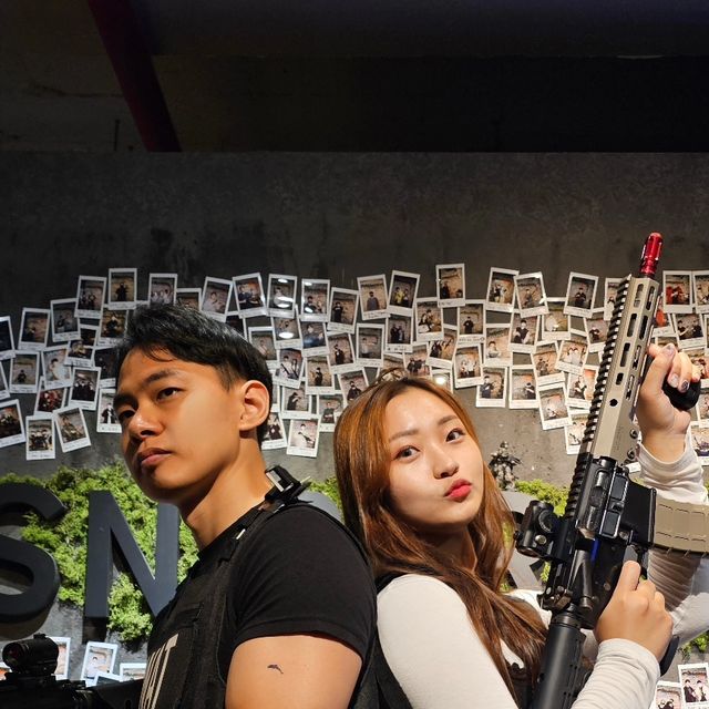 𝐍𝐚𝐢𝐥𝐚𝐡 | 네일라 on Instagram: "#협찬 내 총알을 받아랏!💥 🔫 

#홍대놀거리 [스나이퍼뱅]
평소에 술 마시러가는 홍대! 그런데 홍대입구역에 비해서 합정역이나 상수역은 맛집은 많지만 놀거리가 많이 없어서 고민했었어요🤔 그러다가 정말 신박한 데이트를 할 수 있는 장소를 찾게되어 추천해드리려고 합니다ㅎㅎ

✅️ 테마사격은 10개의 테마(영화를 모티브로 한 스토리모드) 중에서 본인의 난이도에 맞게 고를 수 있는데요, 테마를 고른 후에는 본인이 고른 총에 대해서 설명을 해주신답니다! 그리고 다양한 군장을 착용해볼 수 있어서, 나름 낭만적인(?) 경험이었어용🤗ㅎㅎ

저와 제 일행은 소총과 권총 모두 사용해봤는데, 무게가 상당하더라고요...?! 놀라서 여쭤보니 "실총과 비슷한 무게에요"라고 설명해주셔서 신기했어요...심지어 권총도 무거워서 중간에 팔 저렸음😵‍💫...(팔운동 열심히 해야겠다는 생각이 들었다💪💪💪)

💥🔫 실내스크린에서 하는 총게임이다보니, 시시하다고 생각할 수도 있지만, 일반 비비탄 총 같은게 아니라 고가의 가스식 게임건이기 때문에 실감나는 반동을 느낄 수 있었어요! 소리도 짱 크고 반동도 강해서 엄청 짜릿했어요ㅎㅎ😆✨️

그리고 영상에 보시면, 좌측 하단에 노란색으로 저의 형체가 나옵니다ㅎㅎ 모션센서를 이용하기 때문에 게임 내 시점과 연동되어서 본인이 직접 움직일 수 있어서 은폐/엄폐가 가능하다는 것도 정말정말 신기했어요!!! (모션캡쳐 너무 신기해!!!!!)💛💛💛

⏳️둘이서 게임했을 때 40분 정도? 소요되었던 것 같아요! 총에 대해 잘 모르더라도 사장님께서 엄청 친절하게 설명해주시니까, 부담없이 가셔도 좋을 것 같아요ㅎㅎ

✅️ 테마사격뿐만 아니라 10~20분 사이로 짧게 즐길 수 있는 스피드 사격 게임도 있었어요. 제가 방문했을 때 보니까 친구들끼리 소소할게 내기할 겸 스피드사격을 하더라고요! 부스타입으로 운영되는 스피드슈팅 게임은 말 그대로 '누가 더 빠르고 정확히 쏘는지' 시합할 수 있게 되어있더라고요. 그리고 일반 테마 게임과 다르게 키링이나 팔찌 같은 경품도 준비되어 있으니...친구들과 가볍게 즐기는 것도 좋아보였어요!!

그리고...스나이퍼뱅이 세상에 없던 유일무이한 사격 데이트 코스라고 생각되었던 이유 중 하나는 바로 사장님이셨어요ㅋㅋㅋㅋ사장님은 게임 개발자임과 동시에 사격 선수셔서, 직접 게임을 개발해서 서비스를 해주시더라고요...(진정한 능력자🙊)그리고 그 게임은 스나이퍼뱅에서만 즐길 수 있다는 점이 진짜 큰 메리트라는 생각이 들었습니다...💘

게임이 끝나면 폴라로이드 사진을 무료로 찍어주시는데, 심지어 엄청 예쁘게 찍어주십니다...사장님 최고💝

요즘같이 더운 날, 아니면 비오는 날에 더욱 제격인 실내 데이트 장소라서 정말 강추합니다!! 꼭꼭 방문해보셨으면 좋겠음ㅎ 저는 재방문 의사 200% 있었어요! 나중에 또 방문할 계획🥰❤️

📍서울 마포구 와우산로15길 38 지하1층

#합정놀거리 #홍대데이트 #합정데이트 #상수역놀거리 #실내데이트 #스나이퍼 #스나이퍼뱅 #밀덕 #총게임 #실내총게임"